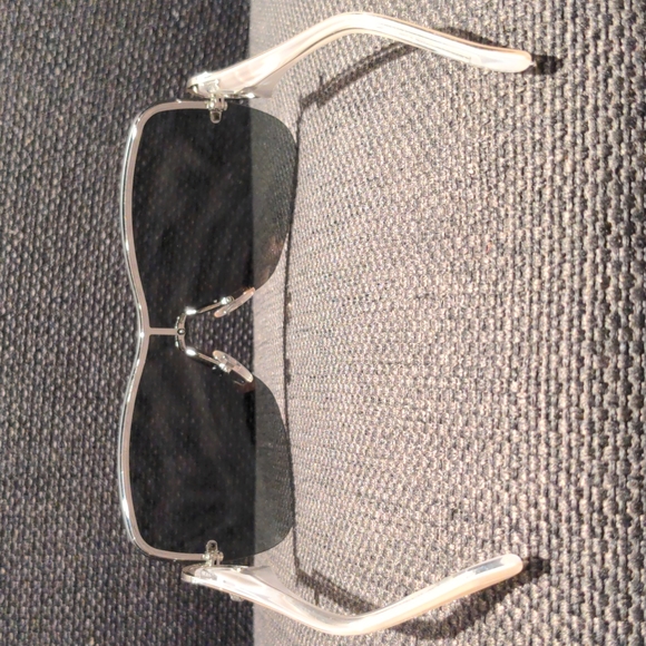 Gucci Sunglasses with Case - Picture 5 of 8